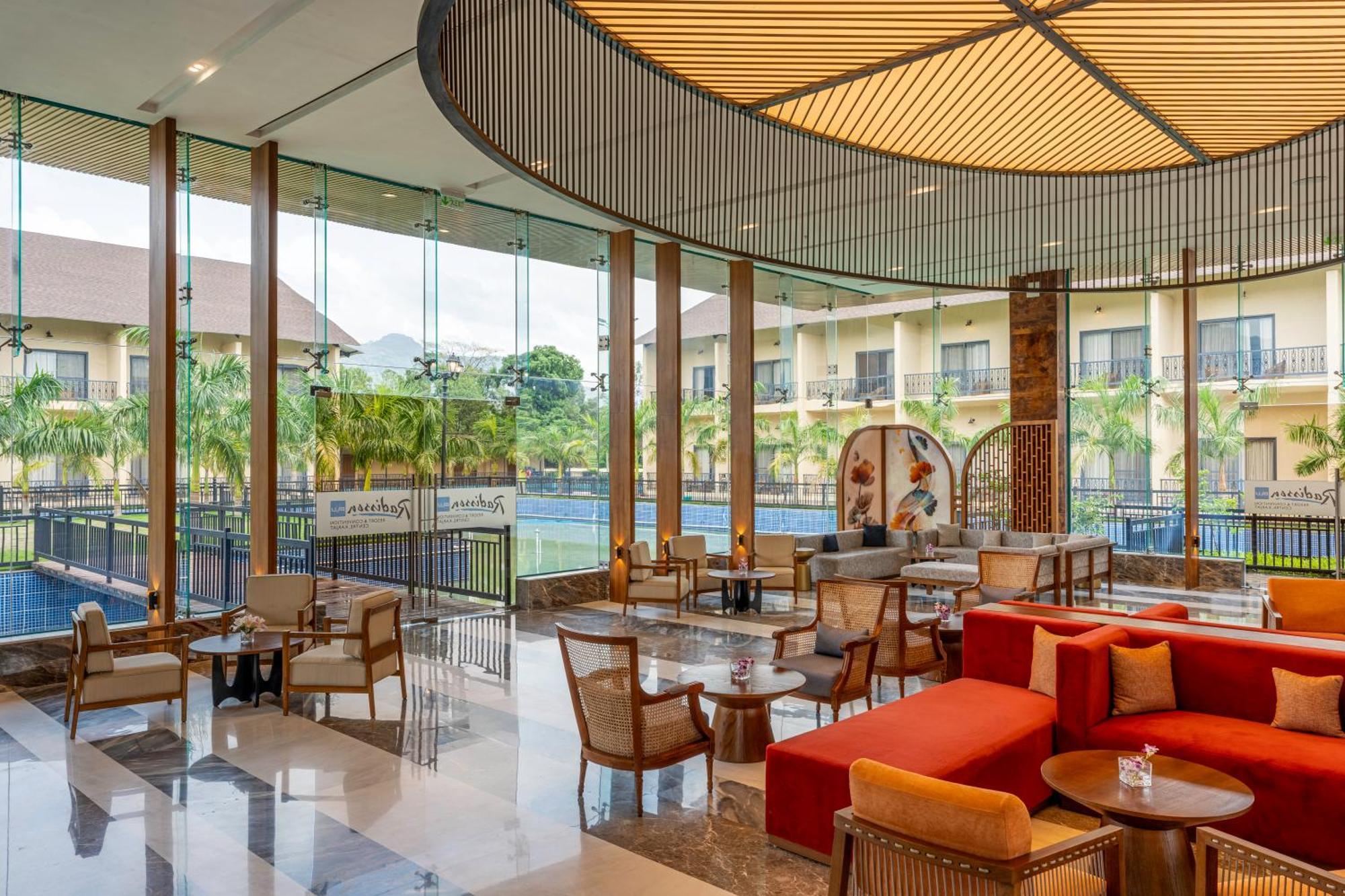 Radisson Blu Plaza Resort & Convention Centre Karjat Exterior foto The lobby of the hotel