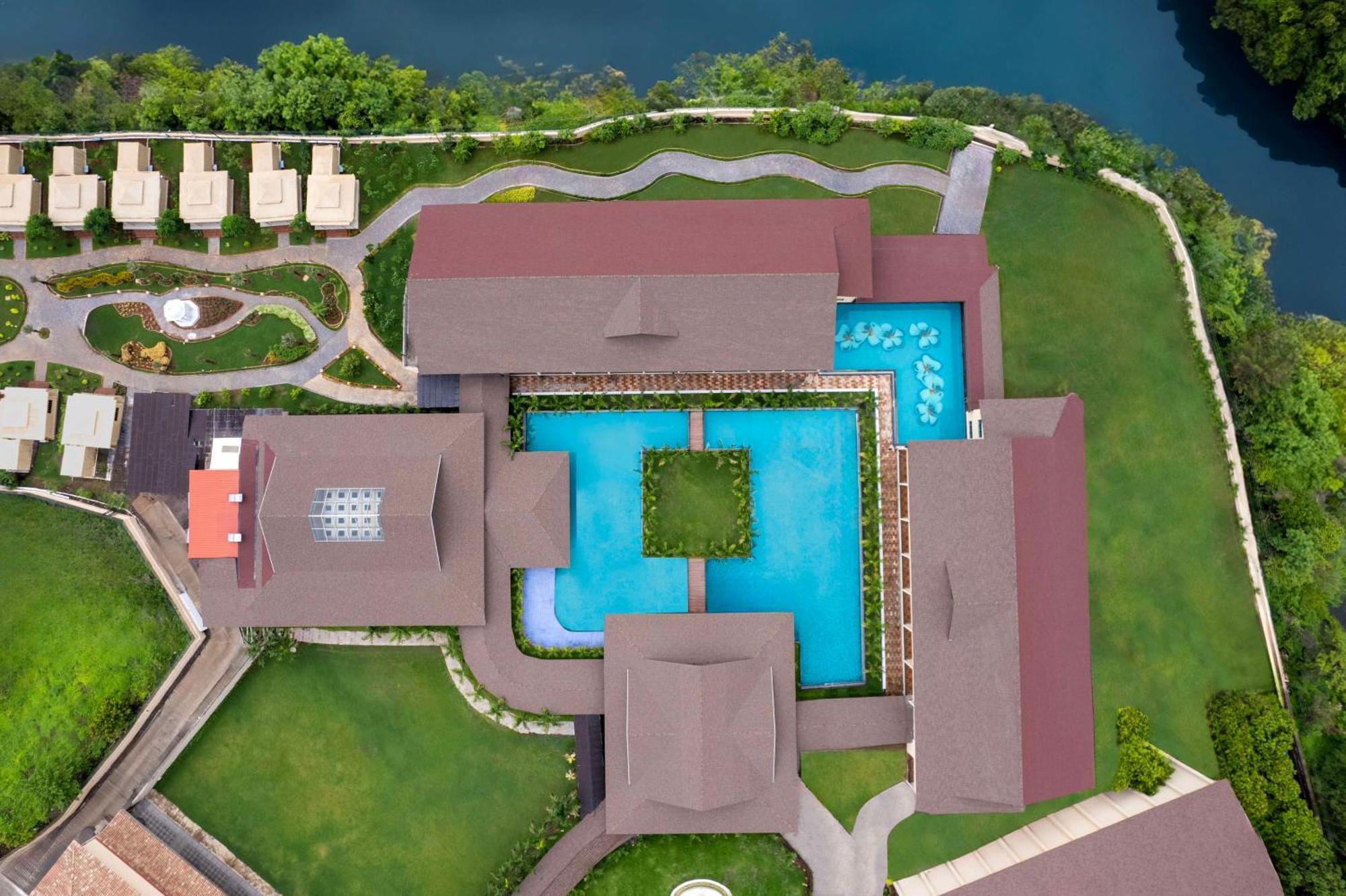 Radisson Blu Plaza Resort & Convention Centre Karjat Exterior foto Aerial view of the resort