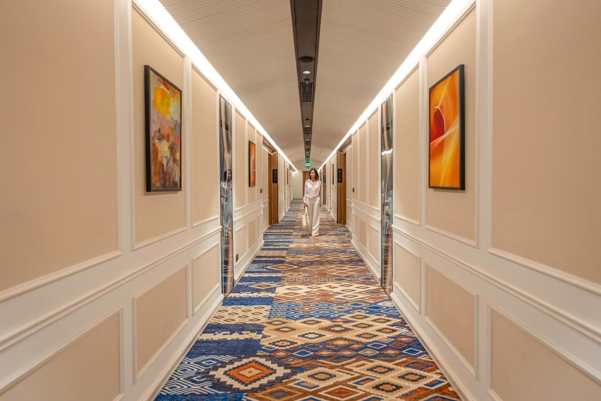 Radisson Blu Plaza Resort & Convention Centre Karjat Exterior foto A corridor at the hotel