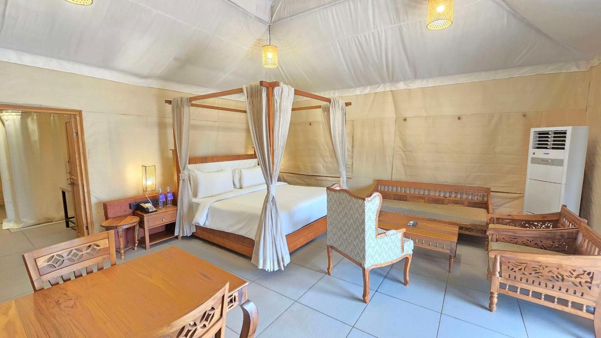 Radisson Blu Plaza Resort & Convention Centre Karjat Exterior foto A bedroom in a tent at the resort