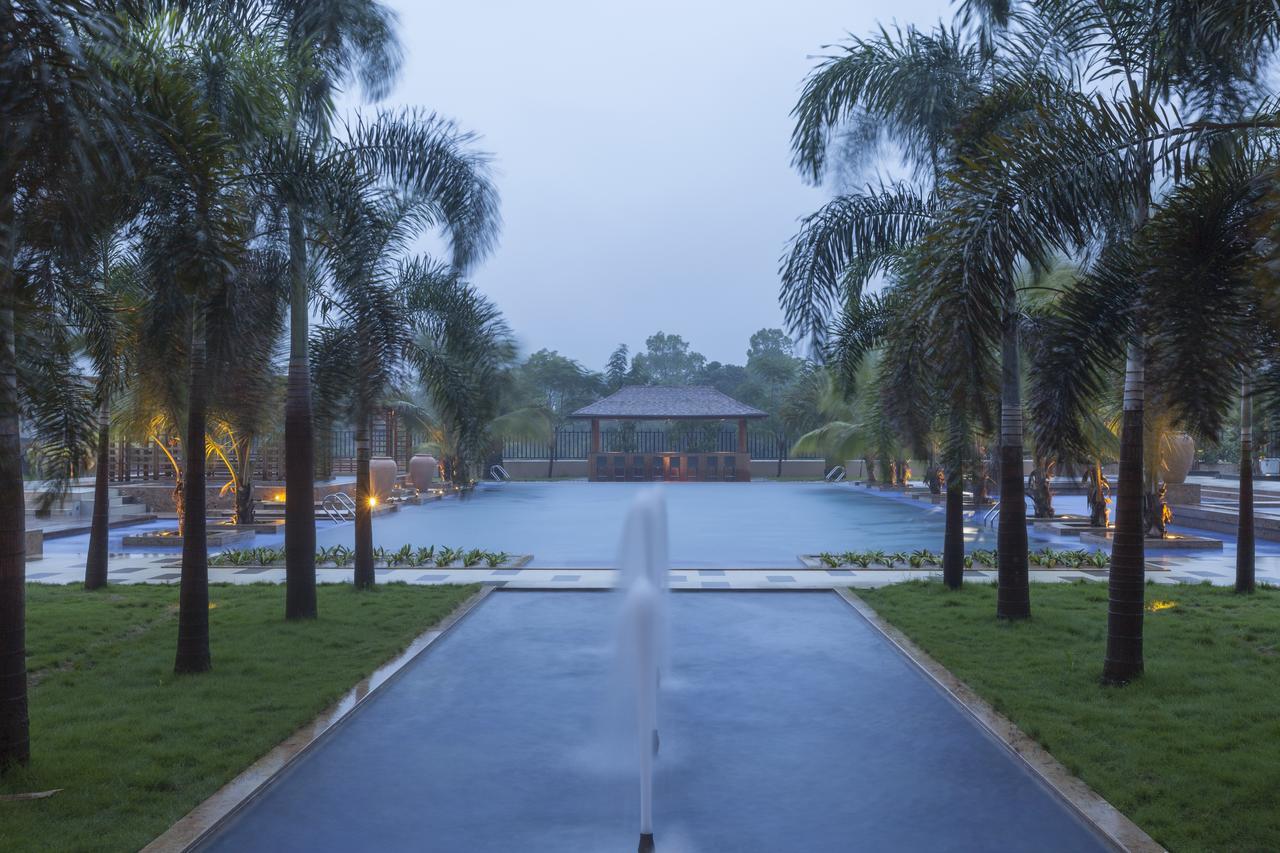 Radisson Blu Plaza Resort & Convention Centre Karjat Exterior foto The pool at the hotel
